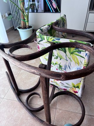 Mecedora antigua con estampado tropical