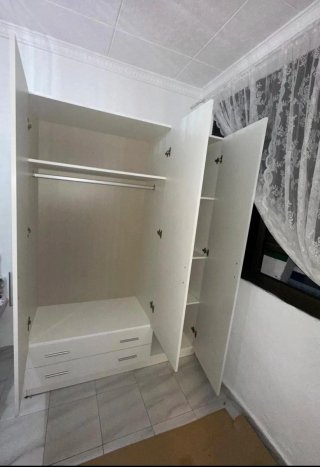 Armario blanco de madera