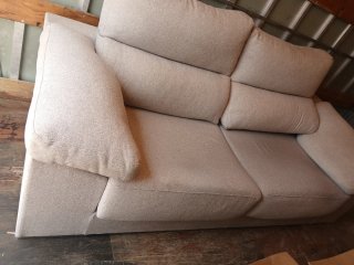 Sofá de 2 plazas en tela beige semi nuevo