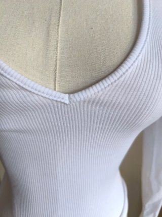 Top blanco escote V manga larga nuevo con etiqueta