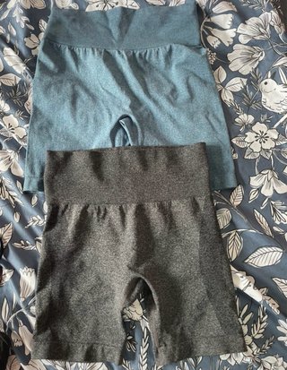 Leggings cortos azules y grises