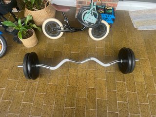 Barra Z y 30 kg de pesas para musculación.Crossfit