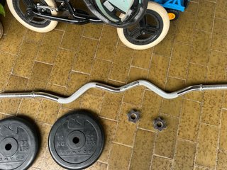 Barra Z y 30 kg de pesas para musculación.Crossfit