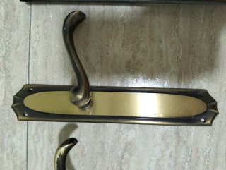 10 Manivelas y herrajes para puertas de interior