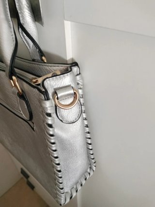Bolso plateado con costuras