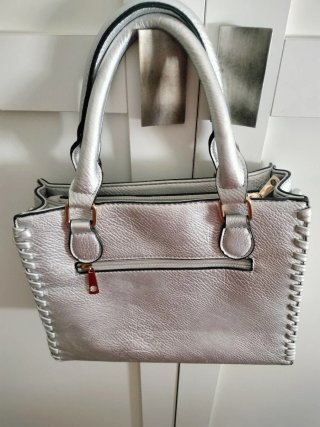 Bolso plateado con costuras