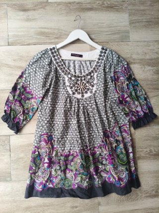 Vestido estampado tachuelas
