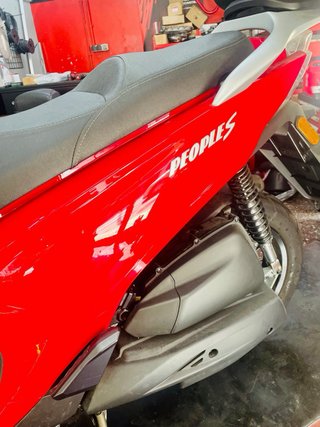 Kymco People 125 Scooter Roja