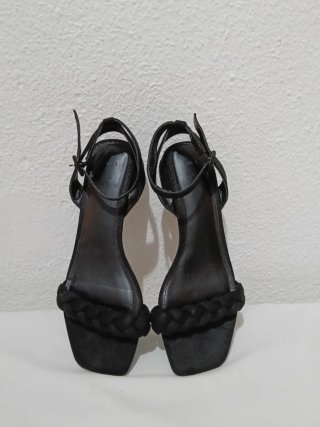 Sandalias negras con tira trenzada
