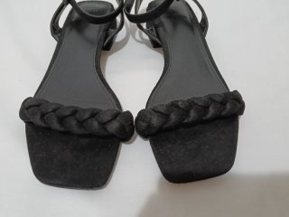Sandalias negras con tira trenzada