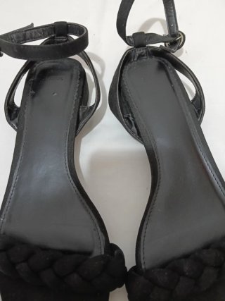 Sandalias negras con tira trenzada