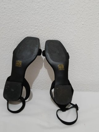 Sandalias negras con tira trenzada