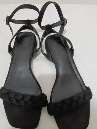Sandalias negras con tira trenzada