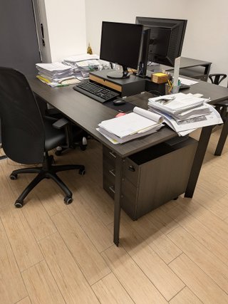 Scrivania in legno scuro con cassettiera