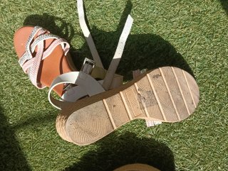 Sandalias plateadas y blancas