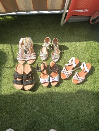 Sandalias plateadas y blancas