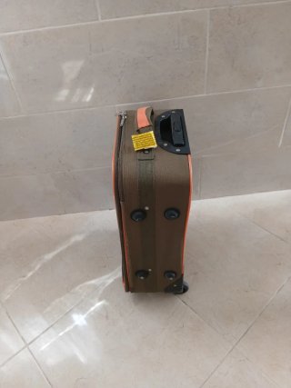 Maleta de viaje marrón con detalles naranjas