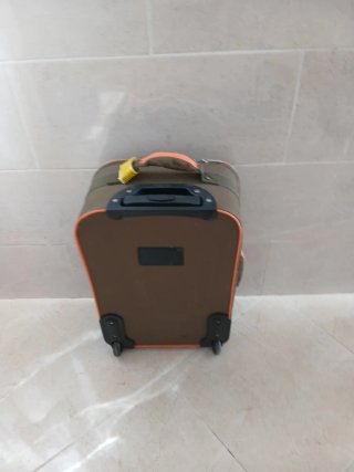 Maleta de viaje marrón con detalles naranjas