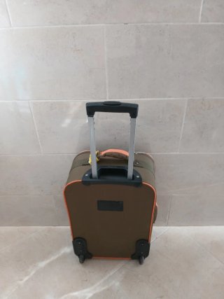 Maleta de viaje marrón con detalles naranjas