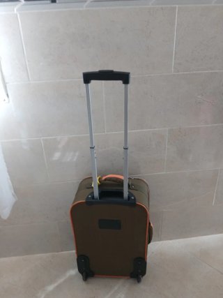 Maleta de viaje marrón con detalles naranjas