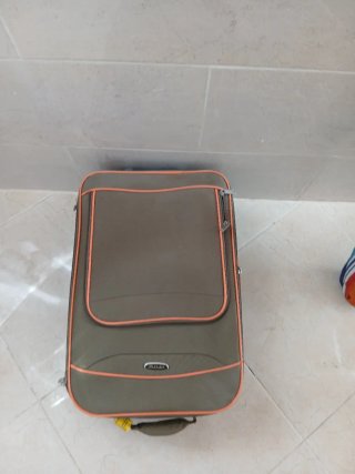 Maleta de viaje marrón con detalles naranjas