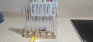 Juego de motricidad con pinzas y tubos