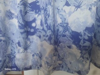 Blusa manga corta floral azul y blanco Talla. L