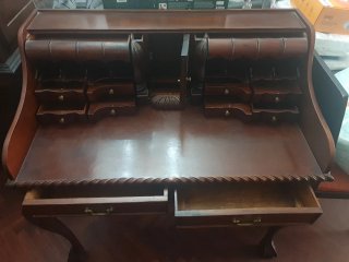Escritorio antiguo de madera con cajones