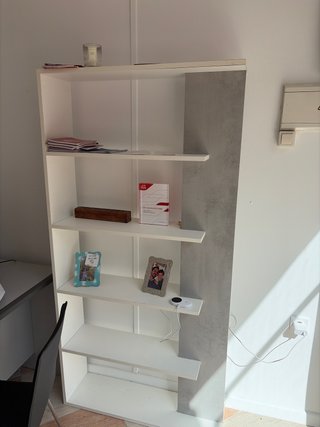 Estantería blanca y gris