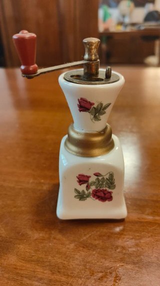 Coppia di macina caffè in ceramica decorata
