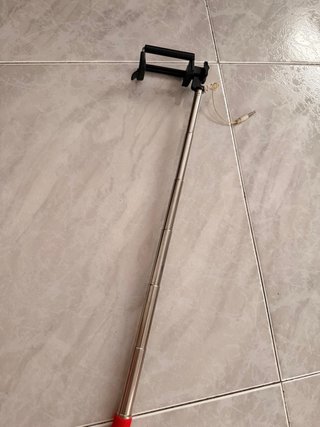Palo selfie con cable y botón