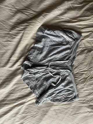 Pijama corto gris con encaje