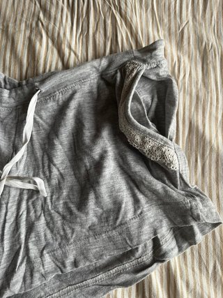 Pijama corto gris con encaje