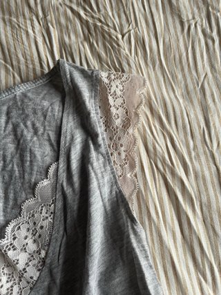 Pijama corto gris con encaje