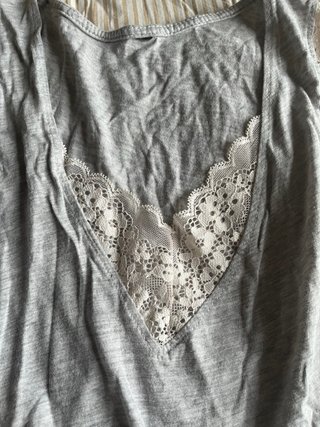 Pijama corto gris con encaje