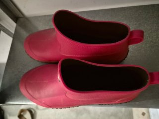 Botas de agua rojas