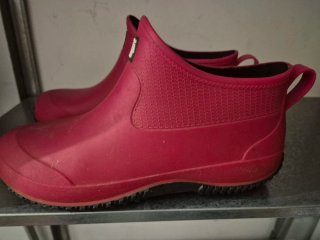 Botas de agua rojas