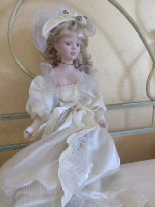 Bambola porcellana vintage abito bianco