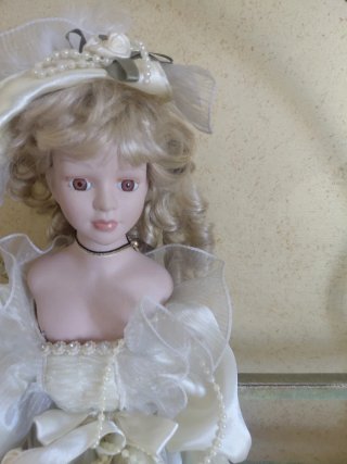 Bambola porcellana vintage abito bianco