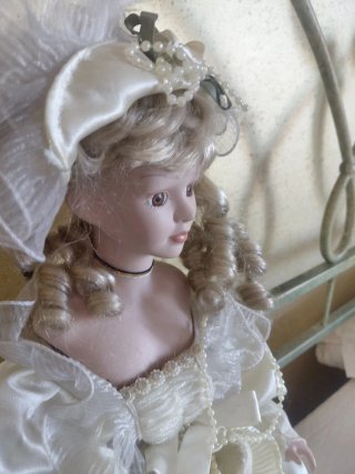 Bambola porcellana vintage abito bianco
