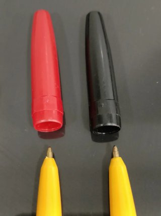 Confezione da 2 Penne Universal Corvina Rosso e Nero