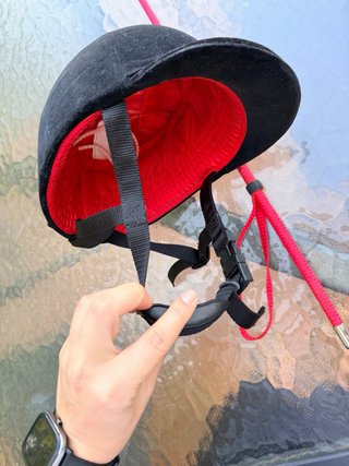 Casco y fusta montar a caballo