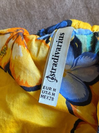 Top corto flores amarillo Stradivarius