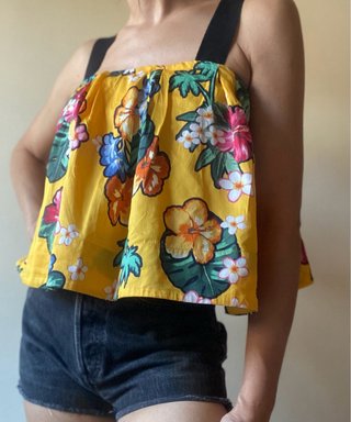 Top corto flores amarillo Stradivarius