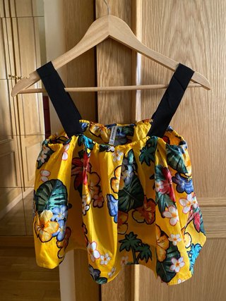 Top corto flores amarillo Stradivarius