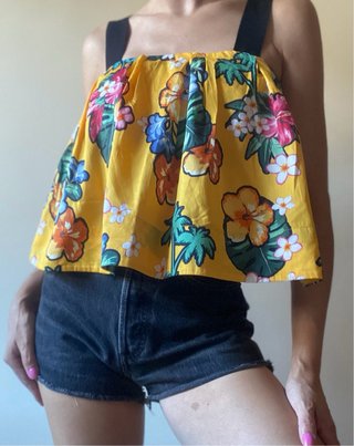 Top corto flores amarillo Stradivarius