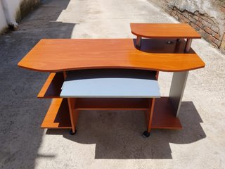 Escritorio madera y metal con bandeja
