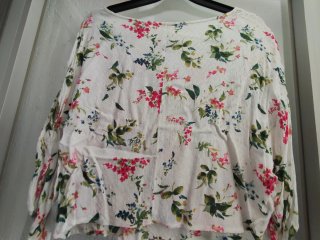 Blusa Stradivarius floral blanca