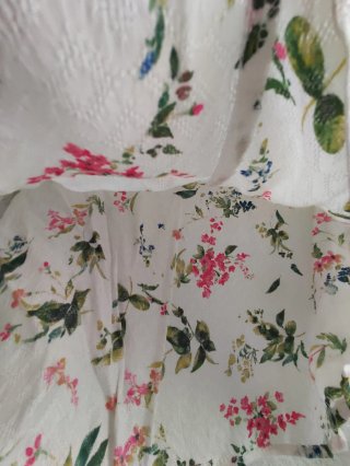 Blusa Stradivarius floral blanca