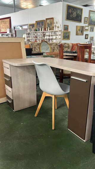 Escritorio moderno L beige y marrón